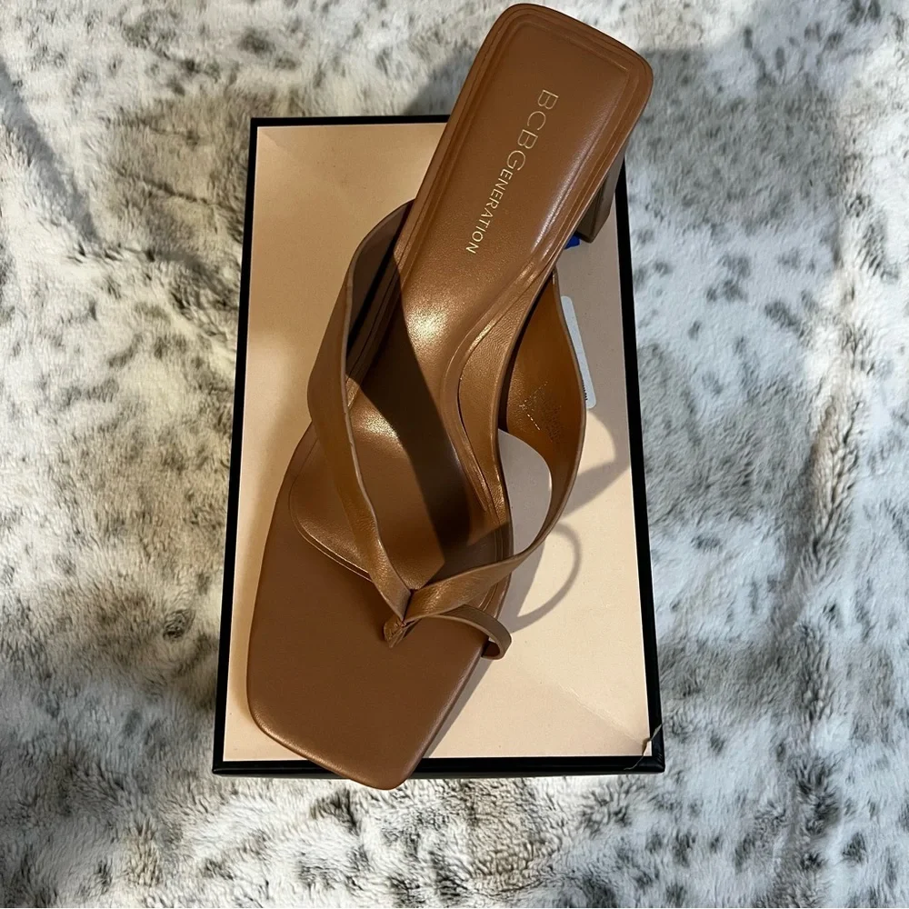 NIB BCBGeneration Leather Flian Toe Ring Tan Heel Sandals sz 11 - Picture 5 of 11